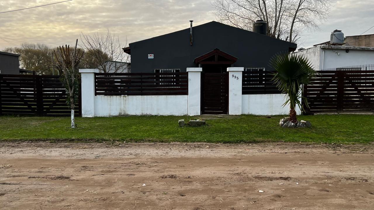 🌊 ¡EXCELENTE OPORTUNIDAD EN MAR DEL TUYÚ: 2 CASAS SOBRE LOTE EN ESQUINA! 🌊 ¡Ideal para inversión de alquiler turístico o dos familias! 📍 Calle 57 N° 995 esquina Calle 10 (Mar del Tuyú). 📐 Imponente Lote de 18 x 30 mts (540\text{ m}^2). 🌳